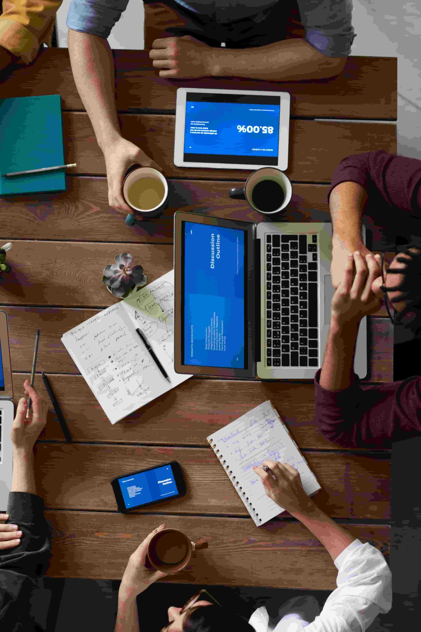 Grupo de trabajo generando contenido